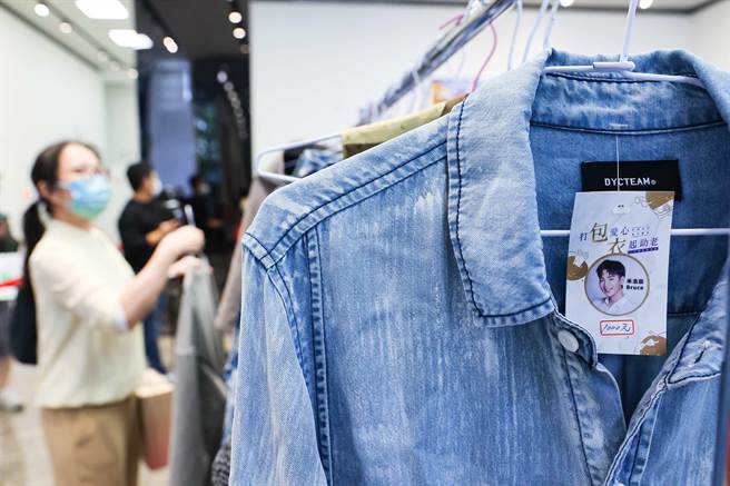 弘道老人福利基金会臺北服务处举办「打『包』爱心『衣』起助老二手精品义卖会」活动，许多艺人也共同响应，捐出自己商品义卖。（罗永铭摄）