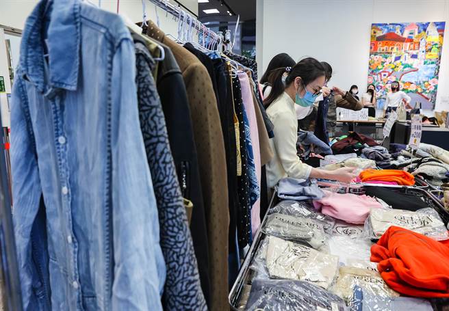 弘道老人福利基金会臺北服务处举办「打『包』爱心『衣』起助老二手精品义卖会」活动，些许民眾也前来挑选喜爱的商品，也一併做公益。（罗永铭摄）