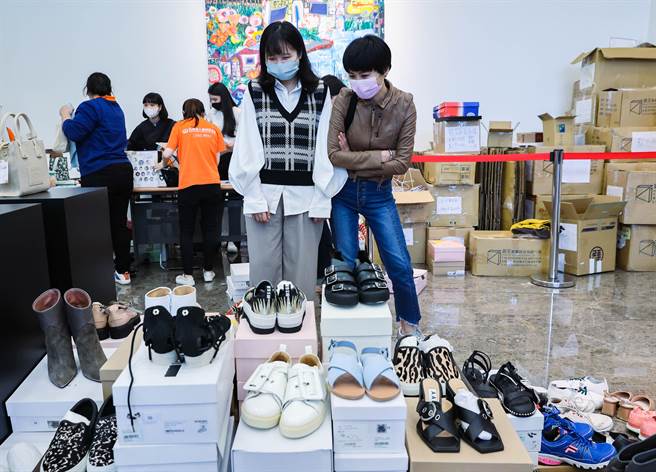 弘道老人福利基金会臺北服务处举办「打『包』爱心『衣』起助老二手精品义卖会」活动，民眾前来挑选喜爱的商品，同时也一併做公益。（罗永铭摄）