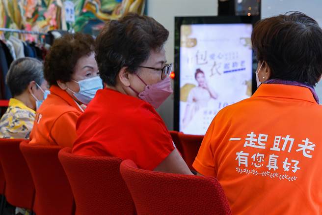 弘道老人福利基金会臺北服务处举办「打『包』爱心『衣』起助老二手精品义卖会」活动，义卖所得将帮助更多独居弱势长辈。（罗永铭摄）