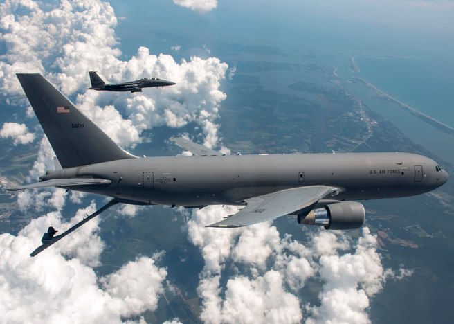 KC-46加油机的油箱问题已解决，但视觉系统还需要两三年才能改善。(图/美国空军)