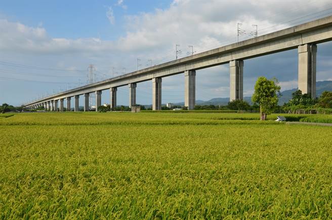 外埔绿能园区沼渣经过堆肥酦酵制成有机质肥料，沼液转化为有机质液肥或土壤改良液，施于农田成为农作物养分。（台中市政府提供）
