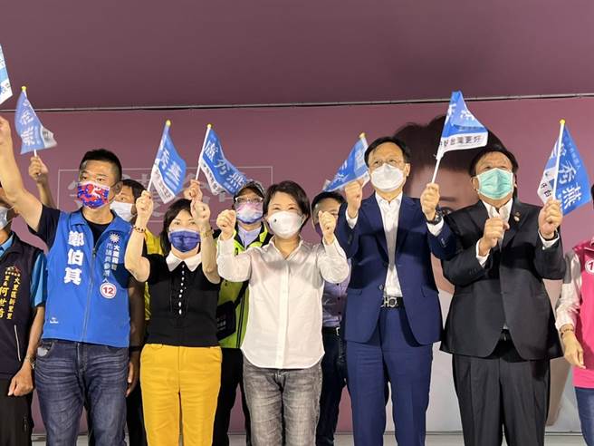 国民党台中市长候选人卢秀燕(前中)成立彰化同乡会暨计程车后援会，现场支持者高喊「冻蒜」。(林欣仪摄)