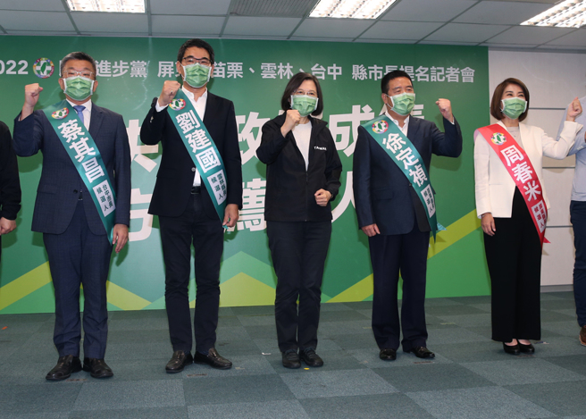 蔡其昌(左1)被批用政党立场绑架议员，冒用名义替其泼脏水，只会赶跑原先的支持者。（中时资料照／陈君玮摄）