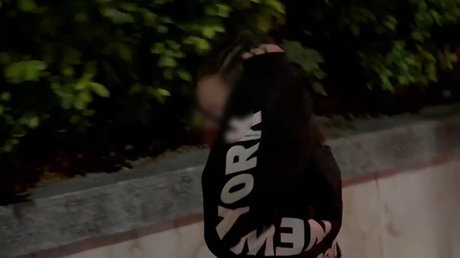 台中桶尸案的蔡姓被告今晚步出地检署时，闪避守候的媒体，一路奔跑上计程车。（图／民眾提供）