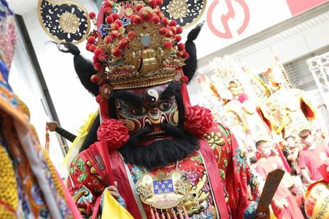 赤嵌万神节周末在台南全美戏院前举办，照片为宜兰大隐锺馗王爷庙跳锺馗。（赤嵌朋派商圈提供／李俊淇台南传真）