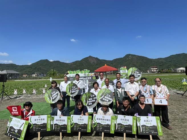 美浓农会邀请大家年底可趁机「揪团」来趟白玉萝卜、好豆的产地小旅行，农会也特别与雄狮旅游合作，并结合公所打造的小规模花海，希望能在疫后吸引更多观光客游玩美浓。(林雅惠摄)