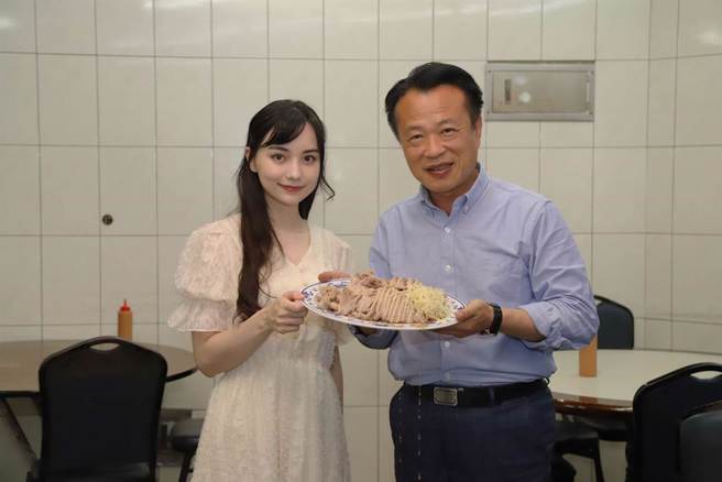 文化观光局邀黑嘉嘉走访嘉义特色景点拍摄观光形象影片，当时嘉义县长翁章梁特别招待她吃民雄鹅肉。（嘉义县政府提供∕吕妍庭嘉义传真）
