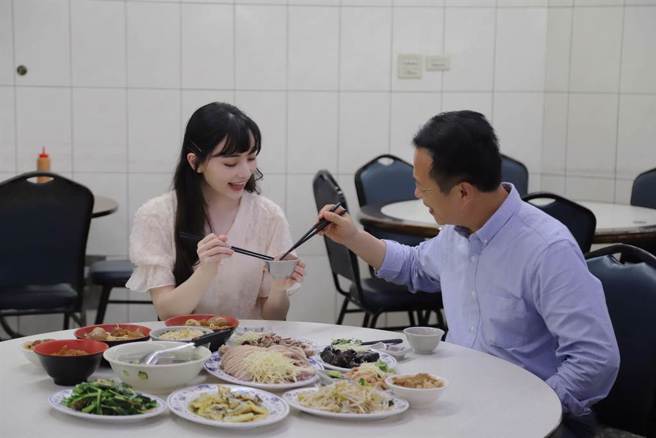 文化观光局邀黑嘉嘉走访嘉义特色景点拍摄观光形象影片，当时嘉义县长翁章梁特别招待她吃民雄鹅肉。（嘉义县政府提供∕吕妍庭嘉义传真）