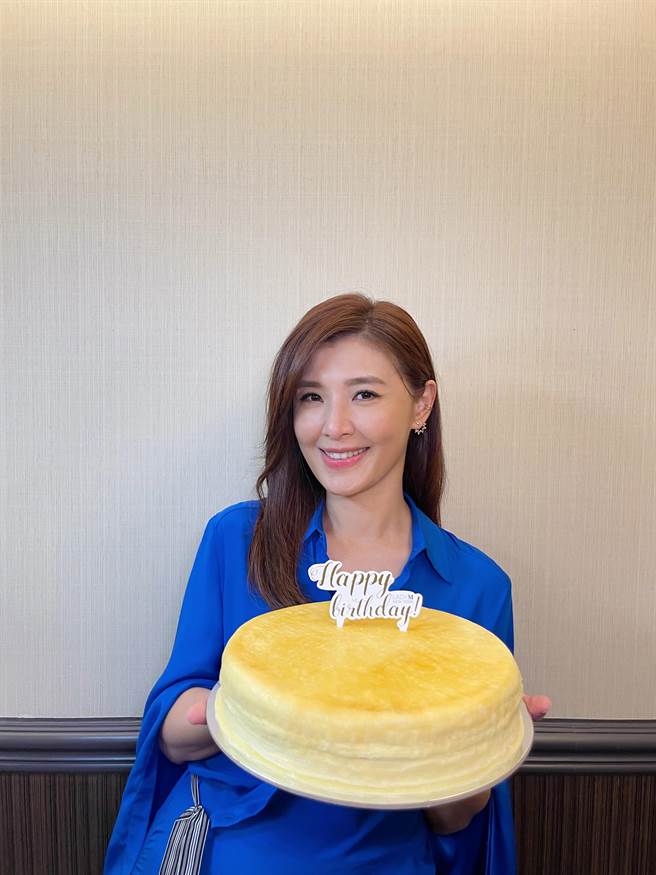 苏慧伦27日欢庆52岁生日，开心与同事一起吃蛋糕。（相信音乐提供）