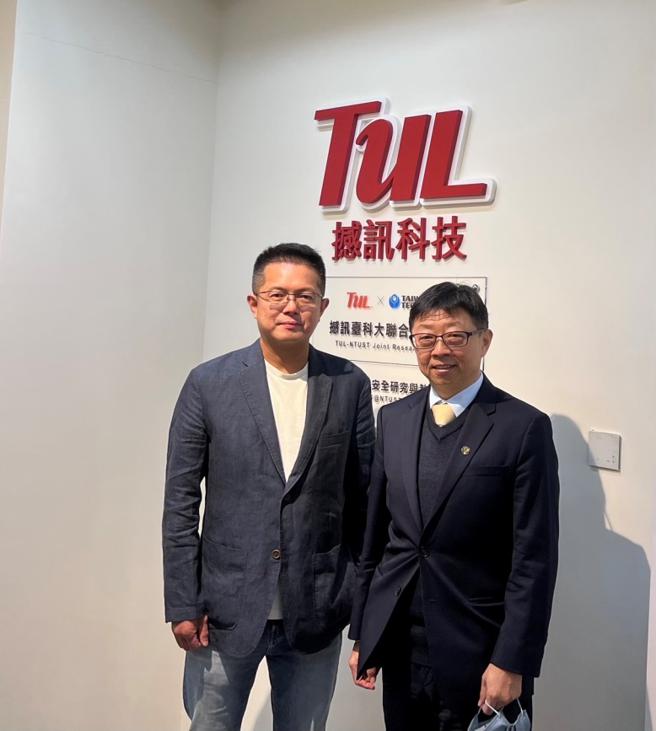 （撼讯科技参与臺湾科技大学产学创新学院，设立撼讯臺科大联合研发中心，携手培育人工智慧、智慧制造与能源永续等领域人才。图右起臺科大校长顏家钰、撼讯科技发言人周忠信。图／撼讯科技提供）