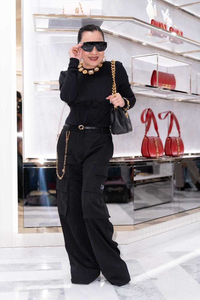 比莉表示以一席黑色劲装，搭配巨大的珍珠耳环、项炼，展现人间凡赛斯的气场。（吴松翰摄）