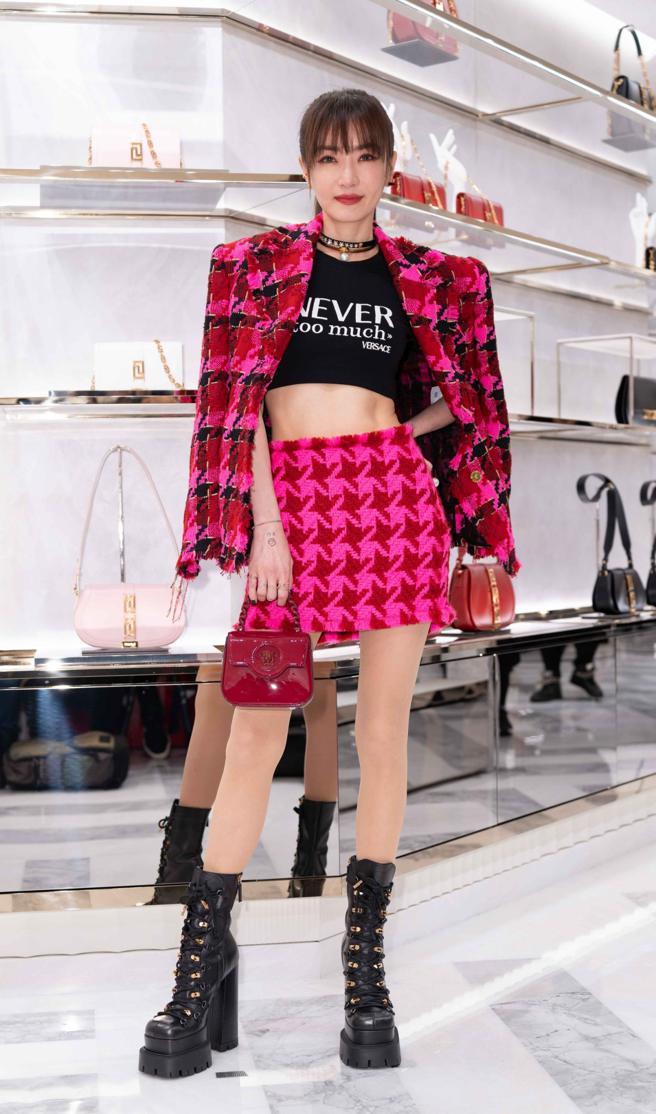 谢金燕以OVERSIZE的西装外套，搭配短版的T-shirt，大胆秀出腹肌，其中脚下17公分的长靴，让他笑说今天号称187。（吴松翰摄）