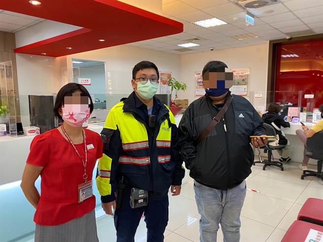 警方与行员联手成功阻止刘男被骗。（翻摄照片／林郁平）