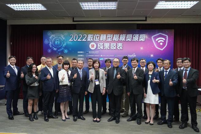 （纬创集团旗下纬谦科技打造SaaS平台助企业加速转型，并获选「2022数位转型楷模奖」。图／纬谦科技提供）