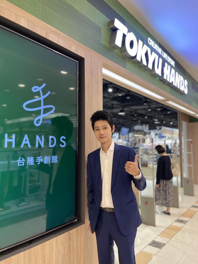 （台隆工业副总黄威廉与日本HANDS同步秀新LOGO。图／李丽满）