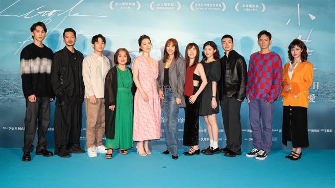 叶廷麒（左起）、周咏轩、李彦承、李怡芳导演、许乃涵、王渝萱、百白、林宴慈、张洛偍、宥胜、眼肉芽出席《小蓝》首映会。（奇葩娱乐提供）