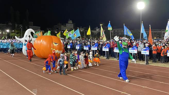 金门第23届县运会今(27)日晚间在县立体育场盛大开幕，进场队伍金城镇公所的万圣节cosplay超吸睛。(于家麒摄)