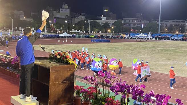 县长杨镇浯亲自主持第23届县运会开幕典礼，并在司令台上向每个进场队伍挥手加油。(于家麒摄)