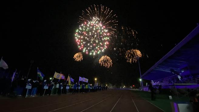 大会施放五彩斑斓烟火，为整个开幕典礼画下句点。(于家麒摄)