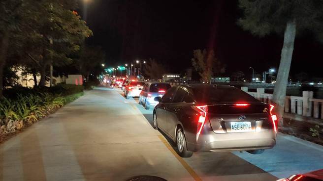 散场时瞬间离场的车流量挤得体育场周围水泄不通。(于家麒摄)