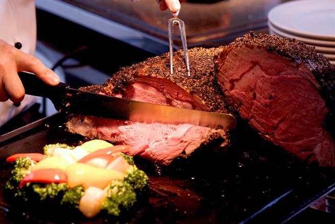 「高雄冬季旅展」10月28日搶先開跑，義大皇家酒店推出自助餐券，最低682元就可以爽吃頂級牛排和海鮮。(義大皇家酒店提供)