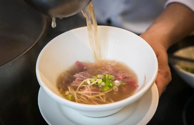 義大皇家酒店星亞自助餐廳的牛肉湯，肉嫩湯鮮，是客人間口耳相傳的必嚐美食。(義大皇家酒店提供)