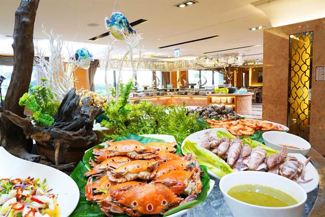 義大天悅飯店推出3款不同時段的優惠餐券，3款餐券都享有買5送1的優惠。(義大天悅飯店提供)