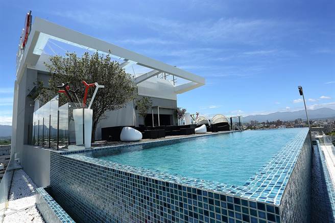 承億文旅推出「五館環島住宿券」，內含5張標準雙人房住宿券，優惠價9898元。(承億集團提供)