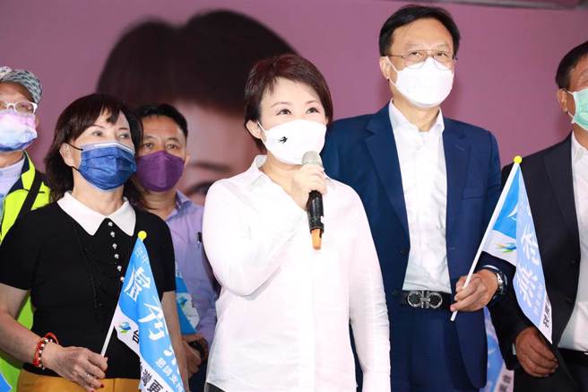 前彰化县长卓伯源（右）出席卢秀燕彰化同乡会后援会成立活动，表达力挺卢秀燕。（卢秀燕竞选总部提供）
