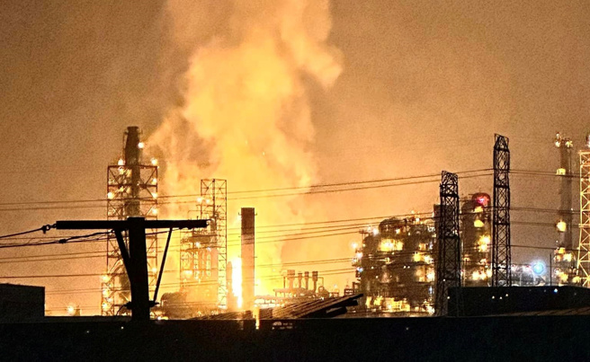 高雄市小港区一处炼油厂27日晚间发生火警，现场频传爆炸声。（翻摄自脸书社团《爆怨公社》）