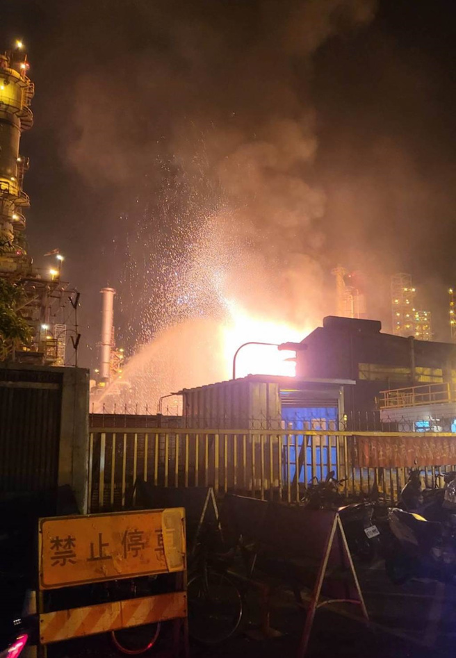 中油大林炼油厂27日发生火警，火势一发不可收拾。（洪富贤里长提供／高雄洪靖宜传真）
