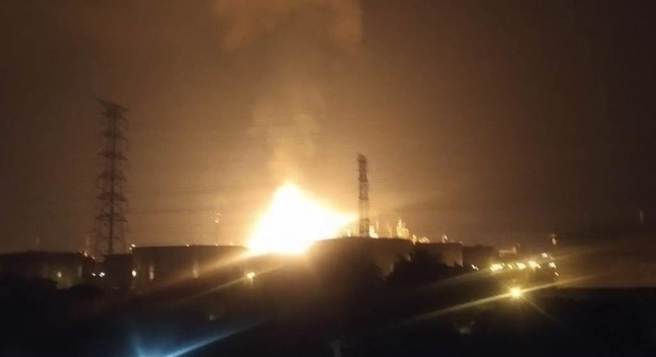 中油大林炼油厂27日发生火警，火势一发不可收拾。（翻摄照片／高雄洪靖宜传真）
