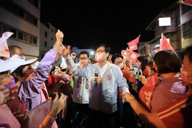 高雄市长陈其迈桥头后援会今晚成立，陈其迈一进场就受到大批民眾热烈欢迎。(陈其迈竞选办公室提供／林雅惠传真)
