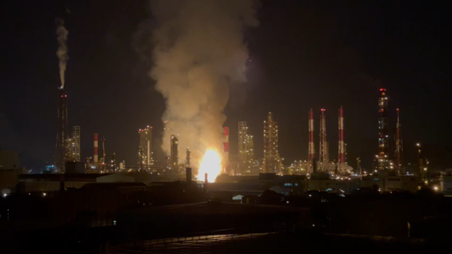 高雄市小港区大林炼油厂27日晚间失火。（图／民眾提供）