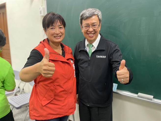 前副總統陳建仁(右)到南投為縣長候選人蔡培慧(左)助選。（蔡培慧服務處提供／廖志晃南投傳真）