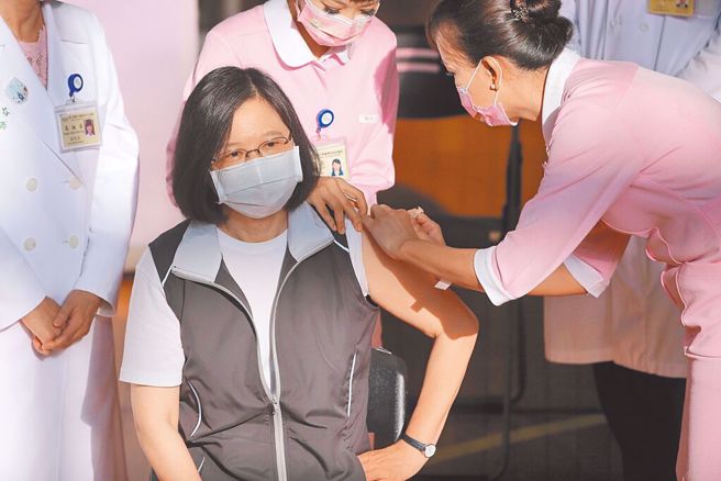 总统蔡英文曾卷起袖子接种高端，由整个政府背书的疫苗如今令民眾大喊失望。（本报资料照片）