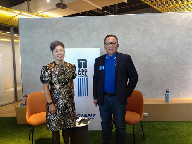 巨大集团董事长杜綉珍与执行长刘涌昌(右)说，自行车库存确实不低，但台湾高阶自行车还是非常缺！图／曾丽芳