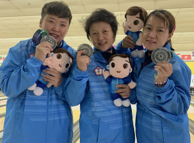 薛秀珍（左起）、黄淑敏、林香孜勇夺第24届听奥保龄球女子三人赛银牌。（体育署提供）