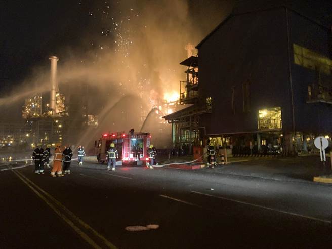 中油大林厂第三重油脱硫工场27日晚间发生爆炸。（柯宗纬翻摄）