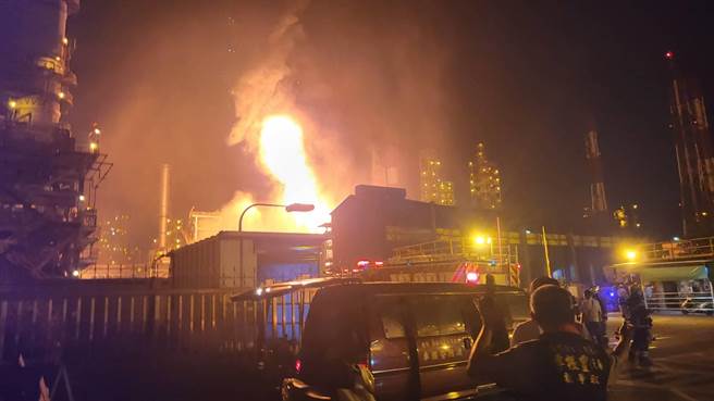 强烈的燃烧火光将夜空染成一片橘色。（洪富贤里长提供／高雄洪靖宜传真）