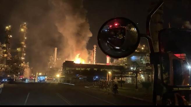 警消人员获报赶抵到场。（翻摄照片／高雄洪靖宜传真）