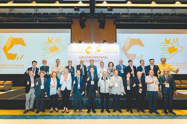 出席研讨会暨论坛的各国代表，共贺大会圆满成功。图／贸有展览公司提供