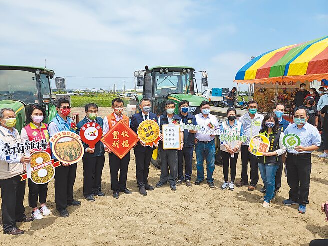 4月15日金门县长杨镇浯，偕同农委会主委陈吉仲参加学甲农会举办高粱播种祈福记者会。图／金门县政府提供