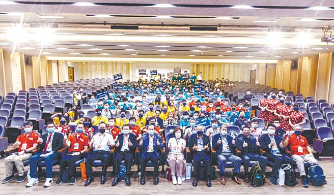 「第26屆TDK盃全國大專校院創思設計與製作競賽」大合影。圖／南臺科大提供