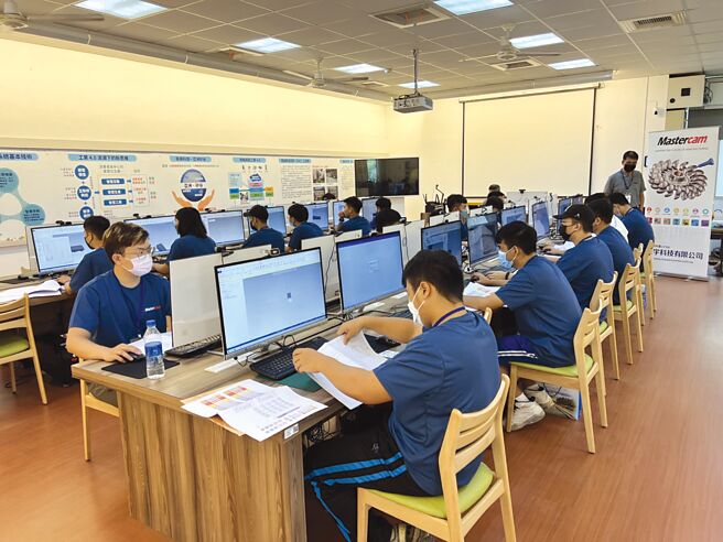 「2022年全国电脑辅助设计与制造竞赛」由劳动部劳动力发展署中彰投分署、臺中高工与MasterCAM台湾总代理眾宇科技公司共同举办。图／臺中高工提供