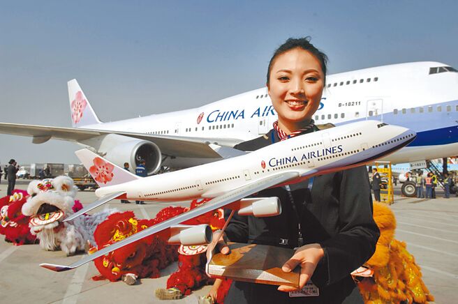 大陆公布最新冬春航季班表，预计33航点每周可有676航次飞台湾。图为过去华航班机飞抵大陆的画面。（新华社）