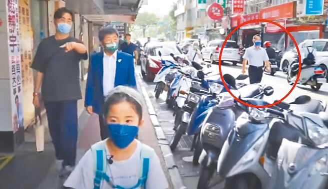 陳時中宣傳片中的路人（紅圈處）是士林警分局督察組組長陳佳宏。（翻攝自陳時中YT／李文正台北傳真）