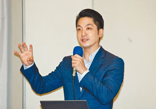 台北市长选举激战，国民党候选人蒋万安原锁定凯道做为选前之夜场地，却遭民进党陈时中阵营「拦胡」。图为蒋万安26日出席「民间版社会福利政策白皮书」发表会，并提出社福政见。（姚志平摄）