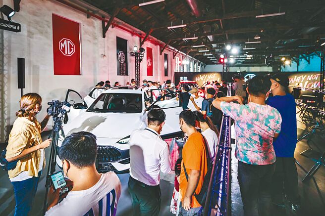 交通部为减低二次事故造成死伤，预告自明年7月1日起出厂的新车，应把符合国家检验标准的反光背心纳入标配，否则不得领牌。图为日前在台北的赏车活动涌现人潮。（MG Taiwan提供）